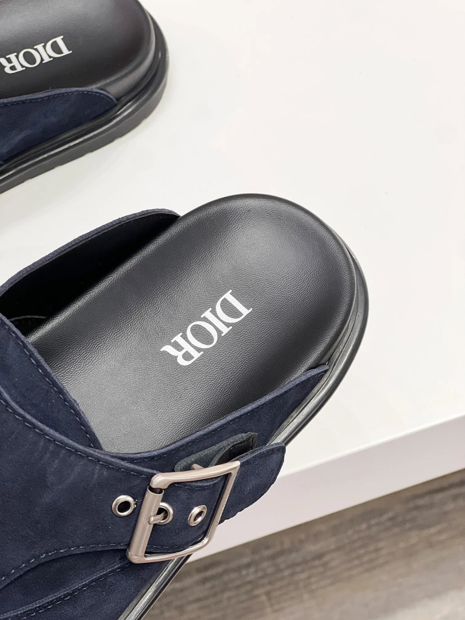 Men's Men's Shoes 💰360 [New Style] 🐝🐝2025ss Dior's latest men's slippers are a must-have. Dior Alias ​​Men's Genuine Leather Slippers This summer new Alias ​​sandal embodies a casual and elegant style. Carefully crafted from grained cow leather and Oblique printed fabric, with cowhide lining! Cross-strap design with metal-clad brass CD Diamond logo. The imported cowhide leather and rubber sole adds sophistication and comfort, while Oblique print-effect anti-slip panels add style. Code: 38-44 (45 can be customized